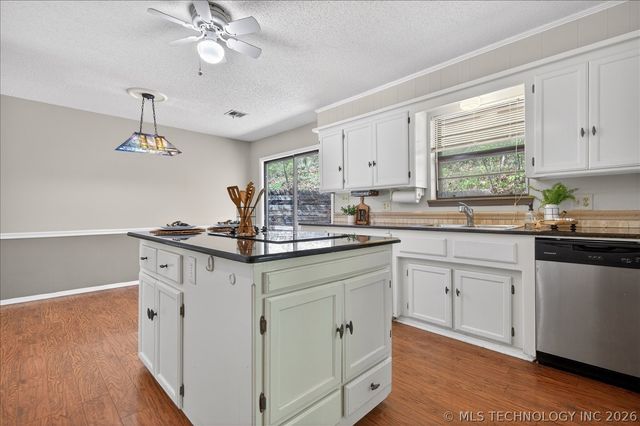 1419 SE OAKDALE Drive, Bartlesville, OK 74006