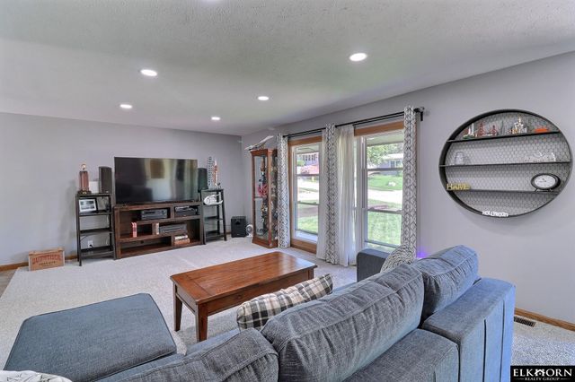 9617 Ruggles Street, Omaha, NE 68134