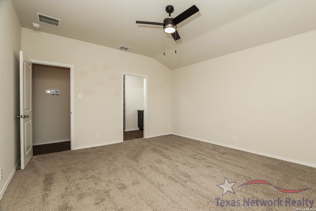121 Legendary Trail Loop, Floresville, TX 78114