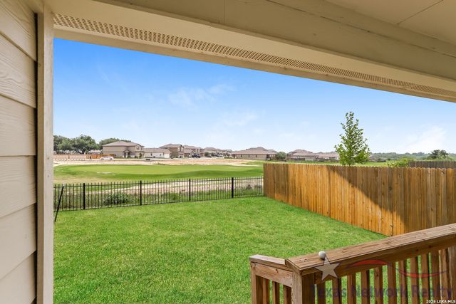121 Legendary Trail Loop, Floresville, TX 78114