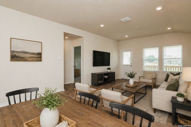 121 Legendary Trail Loop, Floresville, TX 78114