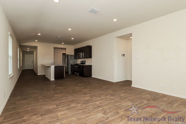 121 Legendary Trail Loop, Floresville, TX 78114