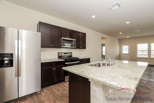 121 Legendary Trail Loop, Floresville, TX 78114