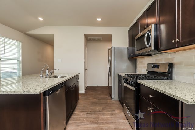 121 Legendary Trail Loop, Floresville, TX 78114