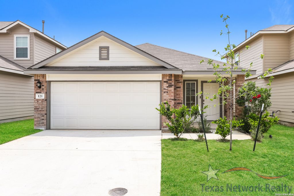 121 Legendary Trail Loop, Floresville, TX 78114