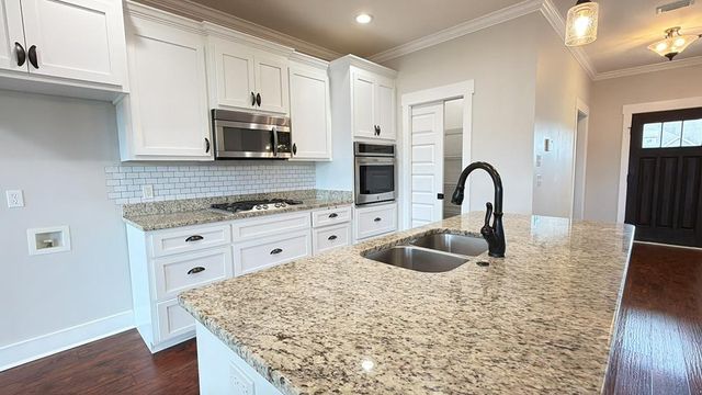202 Cabrio Way, Headland, AL 36345