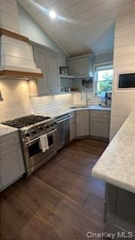 24 Woodridge Road, Hampton Bays, NY 11946