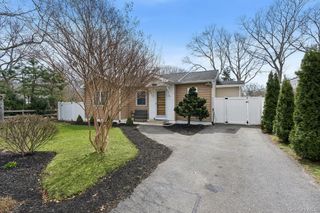 24 Woodridge Road, Hampton Bays, NY 11946