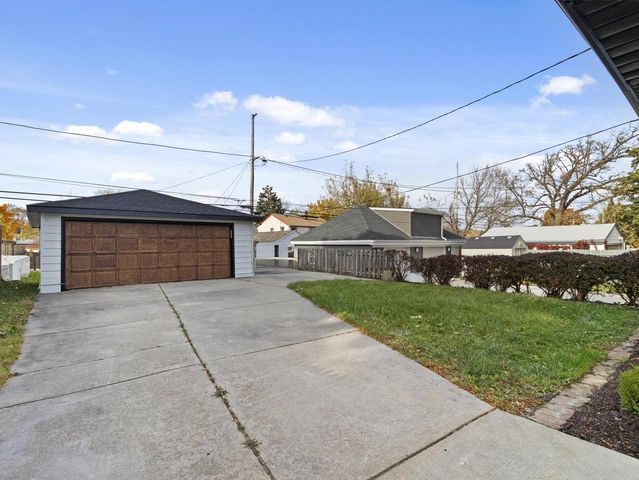 1215 S 91st STREET, West Allis, WI 53214