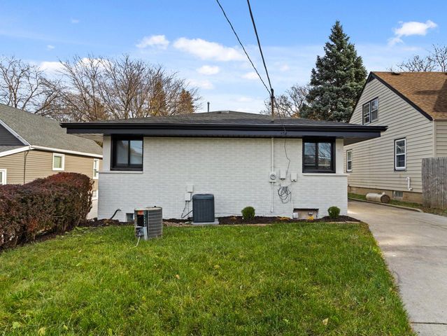 1215 S 91st STREET, West Allis, WI 53214