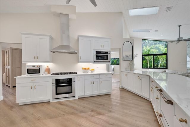 5361 SIESTA CT, Sarasota, FL 34242