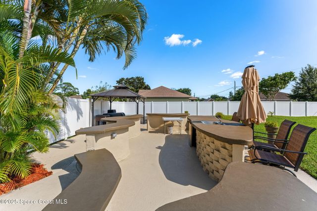 658 Binney Street NE, Palm Bay, FL 32907