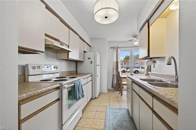 401 Back Acres CT, Virginia Beach, VA 23454