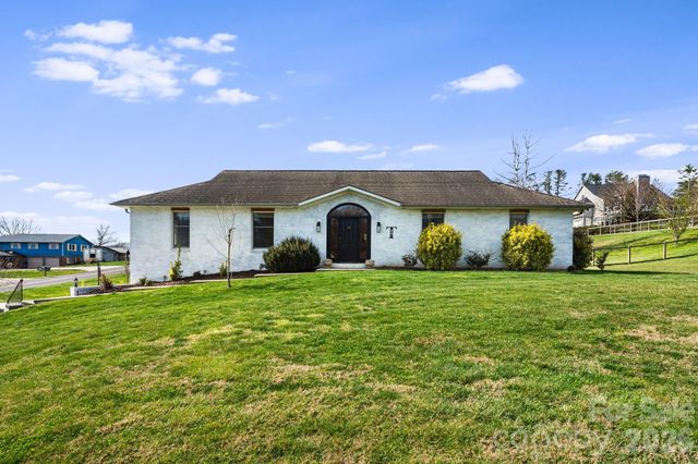 17 Amber Drive, Horse Shoe, NC 28742