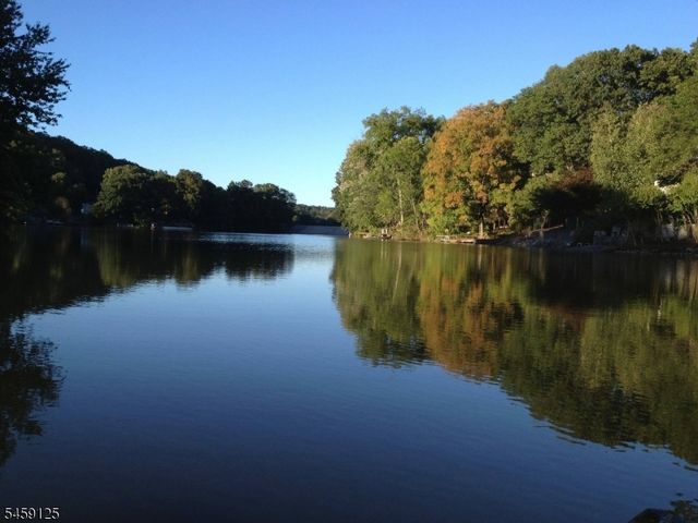 122 Skyline Lake Dr, Ringwood Boro, NJ 07456
