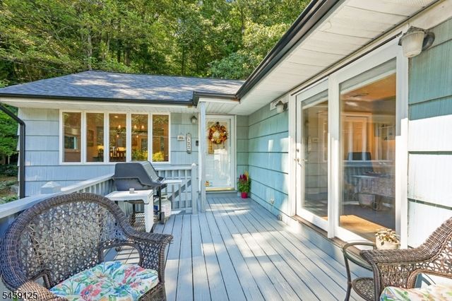 122 Skyline Lake Dr, Ringwood Boro, NJ 07456