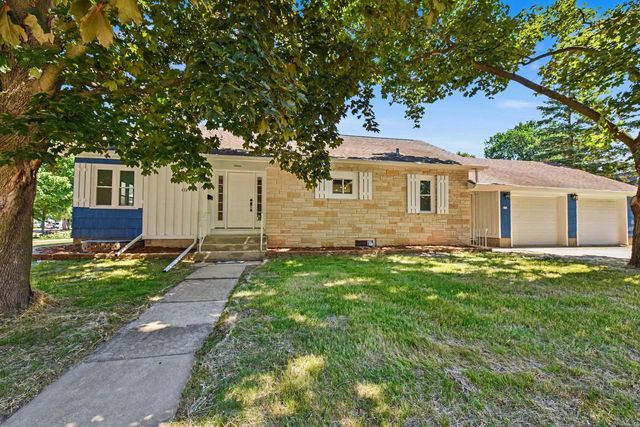 632 W Wisconsin AVENUE, Oconomowoc, WI 53066