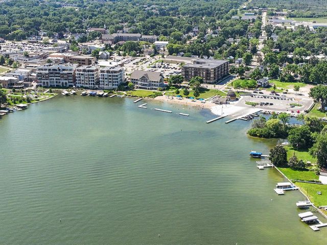 632 W Wisconsin AVENUE, Oconomowoc, WI 53066
