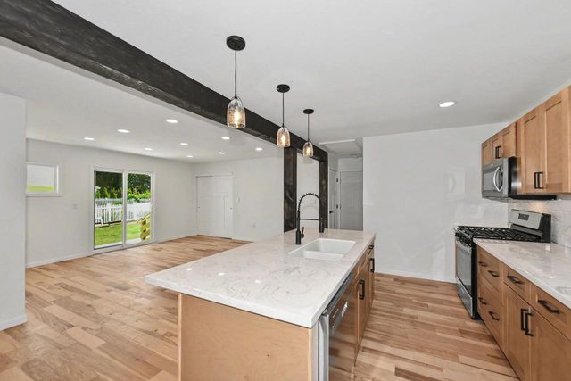 632 W Wisconsin AVENUE, Oconomowoc, WI 53066