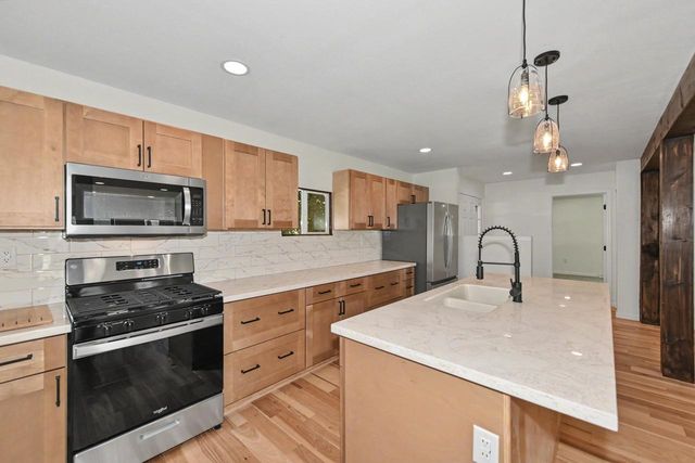 632 W Wisconsin AVENUE, Oconomowoc, WI 53066