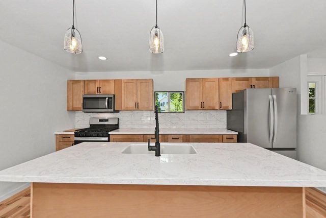 632 W Wisconsin AVENUE, Oconomowoc, WI 53066