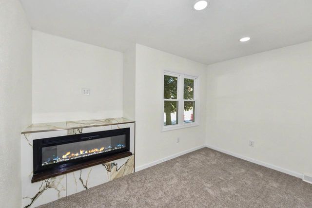 632 W Wisconsin AVENUE, Oconomowoc, WI 53066