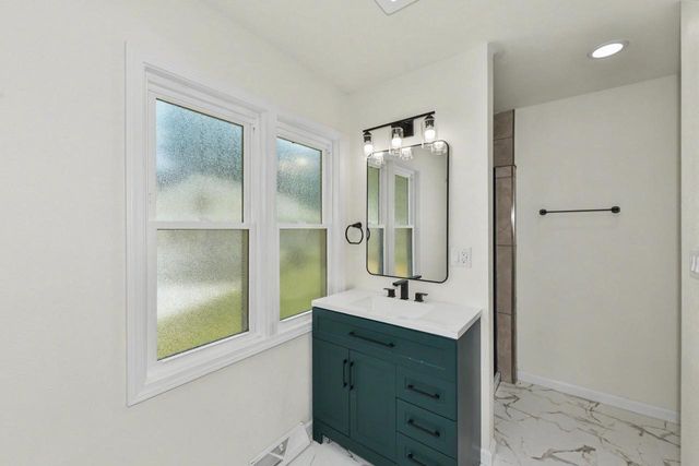 632 W Wisconsin AVENUE, Oconomowoc, WI 53066