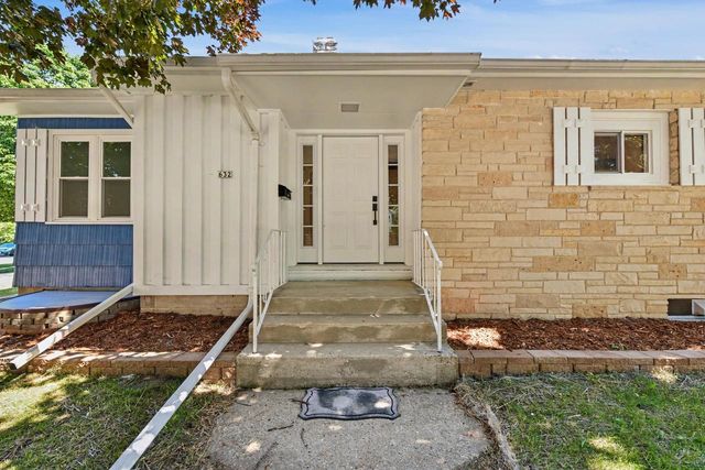 632 W Wisconsin AVENUE, Oconomowoc, WI 53066