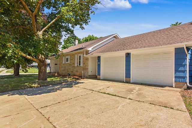 632 W Wisconsin AVENUE, Oconomowoc, WI 53066