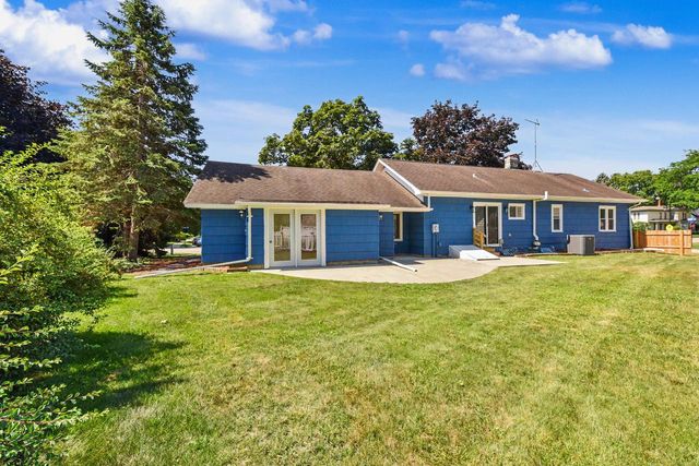 632 W Wisconsin AVENUE, Oconomowoc, WI 53066