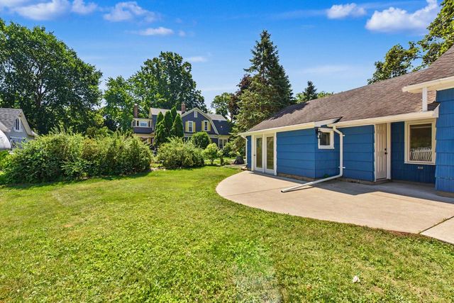 632 W Wisconsin AVENUE, Oconomowoc, WI 53066