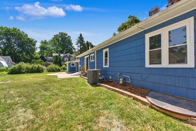 632 W Wisconsin AVENUE, Oconomowoc, WI 53066