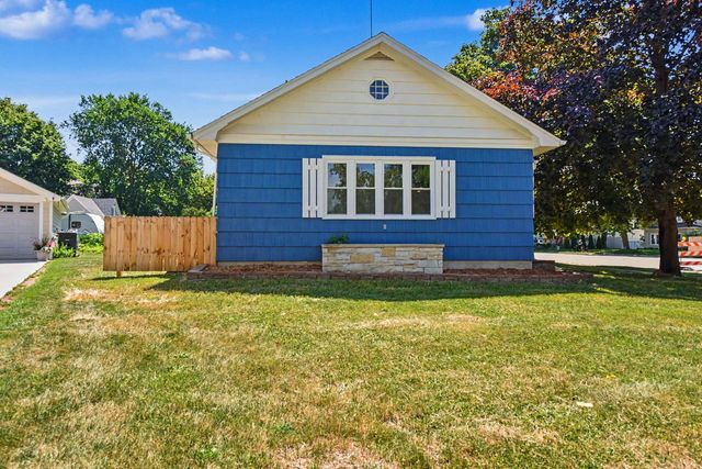 632 W Wisconsin AVENUE, Oconomowoc, WI 53066