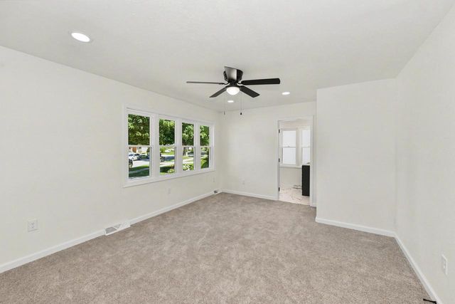 632 W Wisconsin AVENUE, Oconomowoc, WI 53066