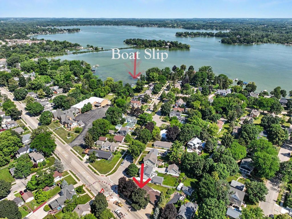 632 W Wisconsin AVENUE, Oconomowoc, WI 53066