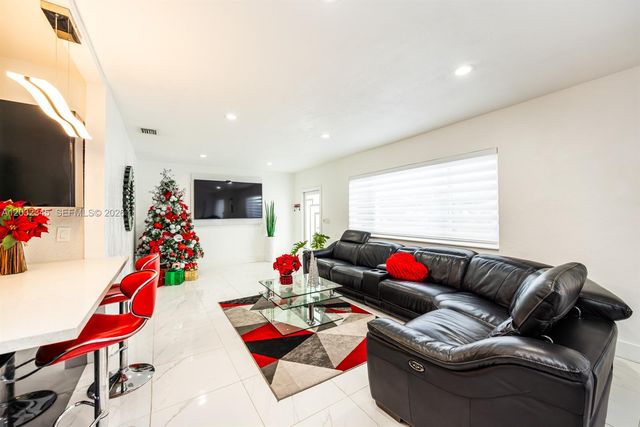 9365 SW 44th St, Miami, FL 33165