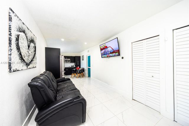 9365 SW 44th St, Miami, FL 33165