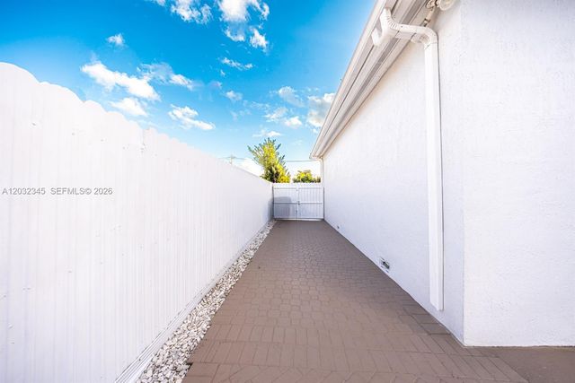 9365 SW 44th St, Miami, FL 33165