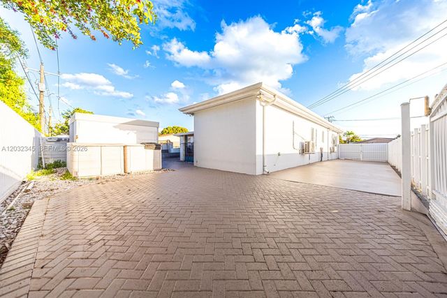 9365 SW 44th St, Miami, FL 33165