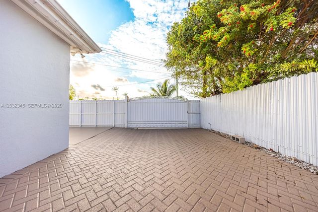 9365 SW 44th St, Miami, FL 33165