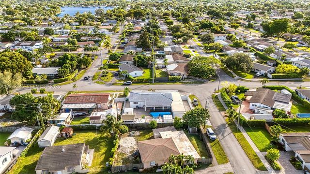 9365 SW 44th St, Miami, FL 33165