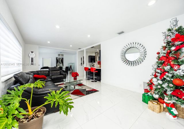 9365 SW 44th St, Miami, FL 33165