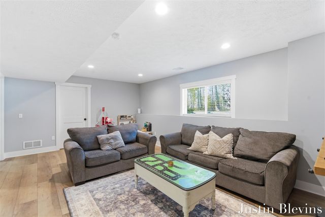 120 E 40th Street, Holland, MI 49423