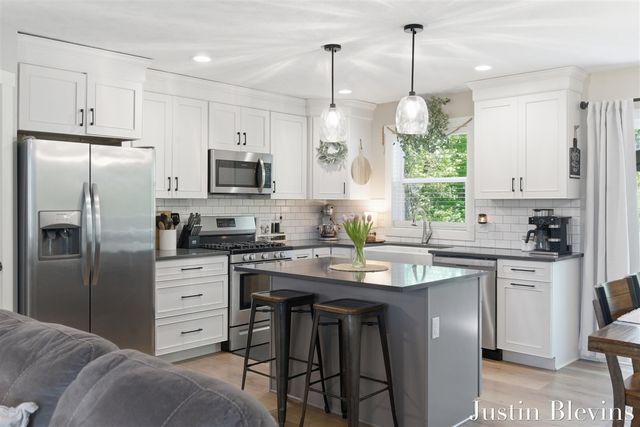 120 E 40th Street, Holland, MI 49423