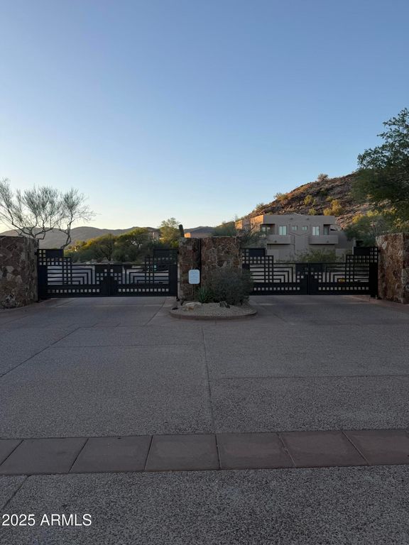 Image 4 of property listing at 14012 S CANYON Drive 20, Phoenix, AZ 85048