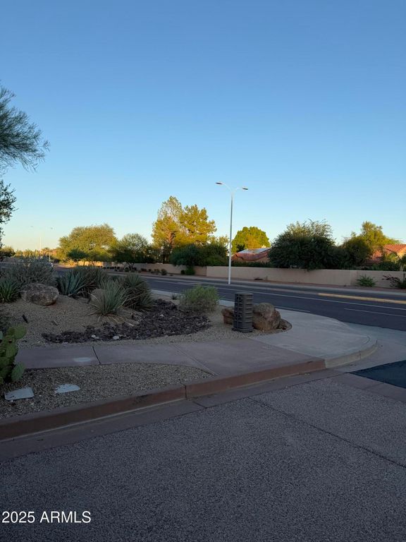 Image 6 of property listing at 14012 S CANYON Drive 20, Phoenix, AZ 85048