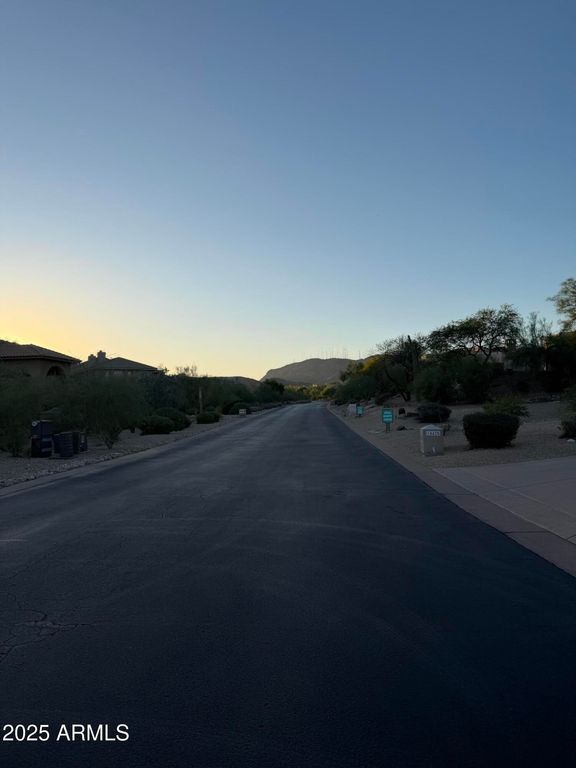 Image 7 of property listing at 14012 S CANYON Drive 20, Phoenix, AZ 85048