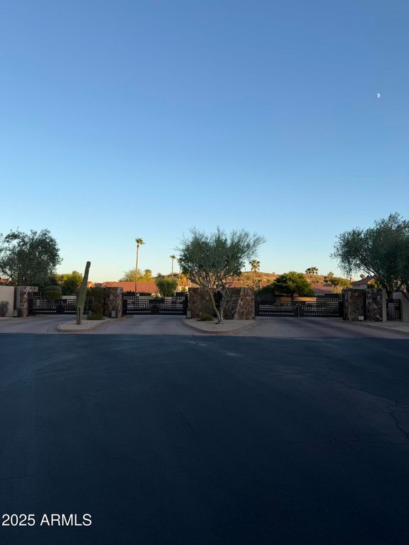 Image 8 of property listing at 14012 S CANYON Drive 20, Phoenix, AZ 85048