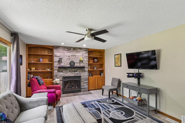 4014 98th Street, Urbandale, IA 50322