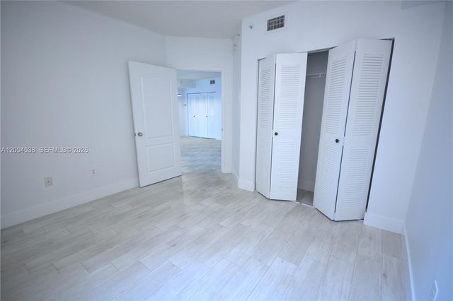 5085 NW 7th St 706, Miami, FL 33126